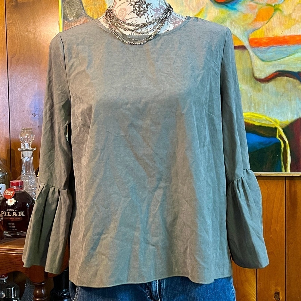 🛍️LISTICLE Medium gray bell sleeve blouse size M.‎